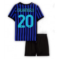 Maglie da calcio Inter Milan Hakan Calhanoglu #20 Prima Maglia Bambino 2025-26 Manica Corta (+ Pantaloni corti)